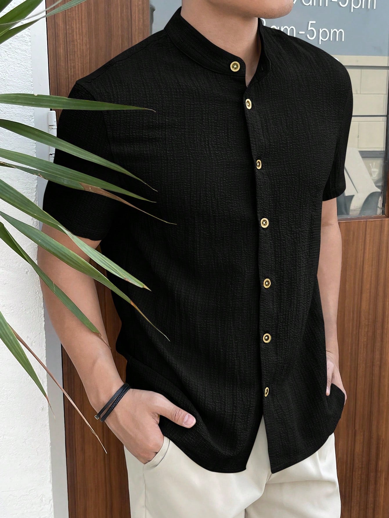 Camisa * Manfinity RSRT Camisa Casual de Verão Masculina de Manga Curta com Gola Levantada tipo padre.