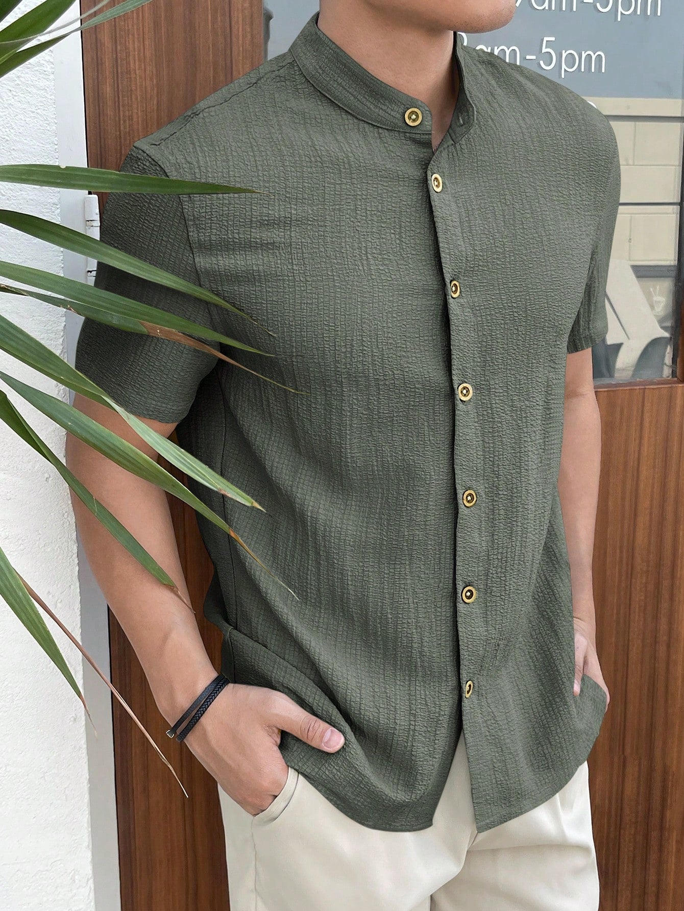 Camisa * Manfinity RSRT Camisa Casual de Verão Masculina de Manga Curta com Gola Levantada tipo padre.