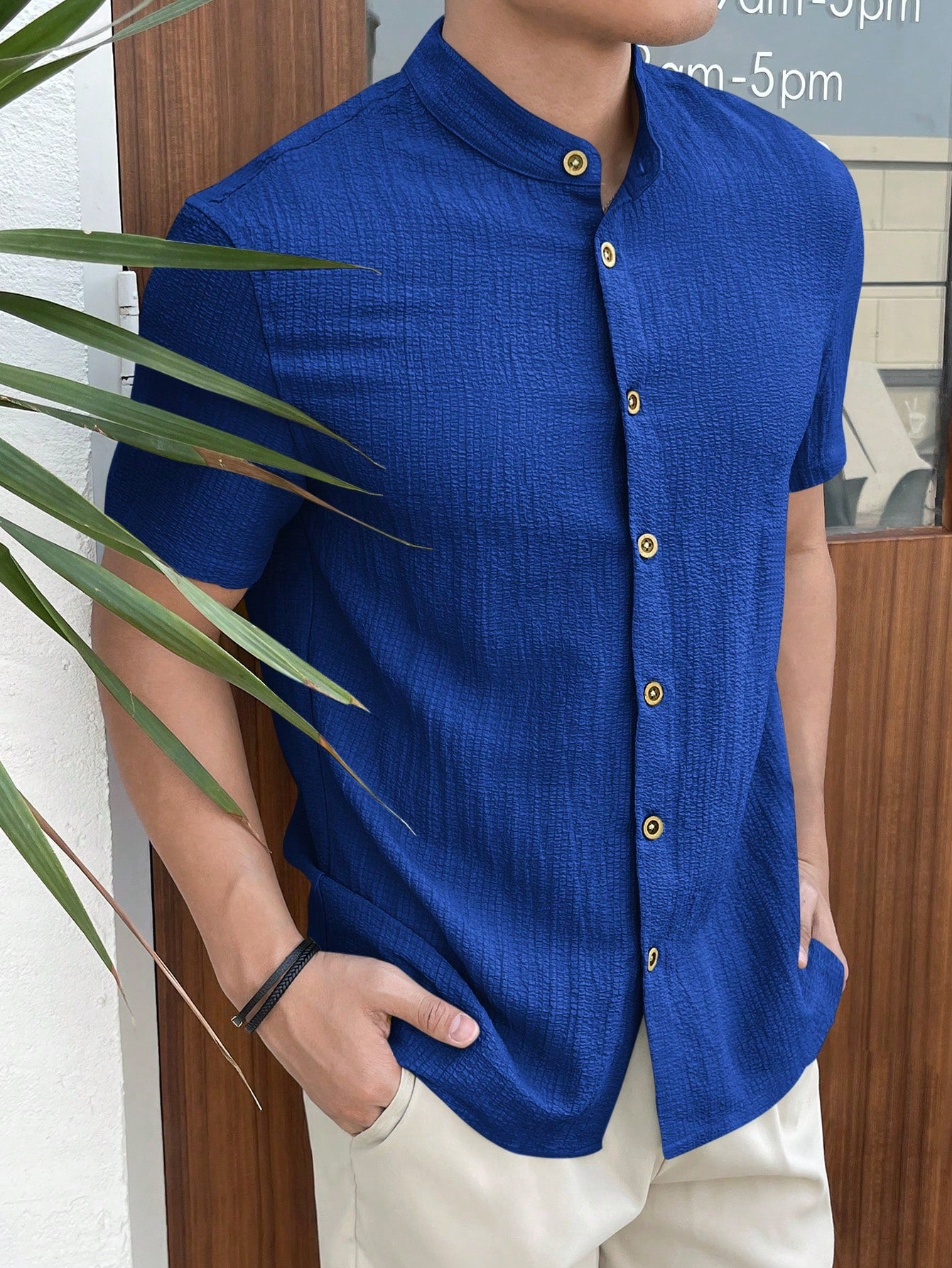 Camisa * Manfinity RSRT Camisa Casual de Verão Masculina de Manga Curta com Gola Levantada tipo padre.