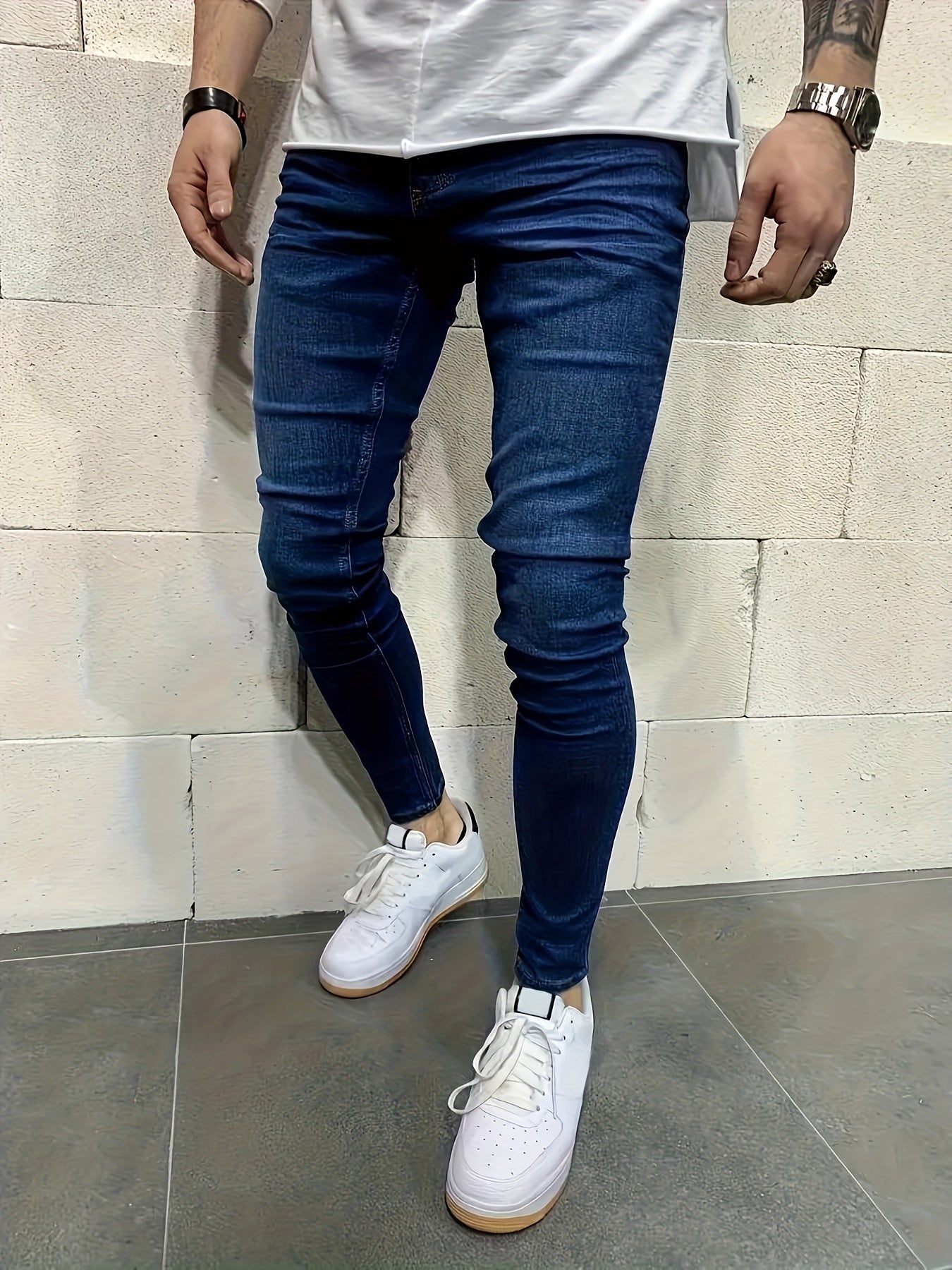 Calça jeans masculina casual de cintura média e ajustada, em tecido elástico, com cores sólidas para uso diário casual.