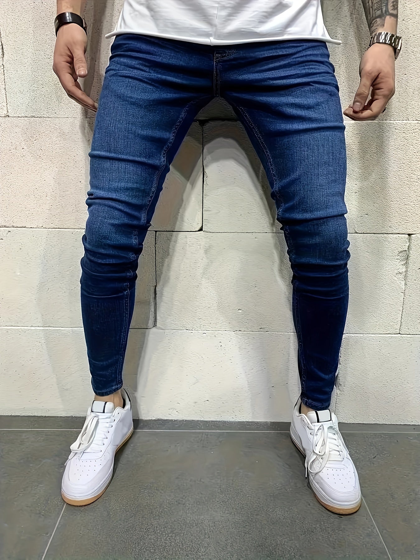 Calça jeans masculina casual de cintura média e ajustada, em tecido elástico, com cores sólidas para uso diário casual.