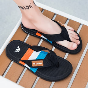 Chinelo masculino estiloso com bloco de cores, confortável, durável e antiderrapante, ideal para atividades ao ar livre no verão.