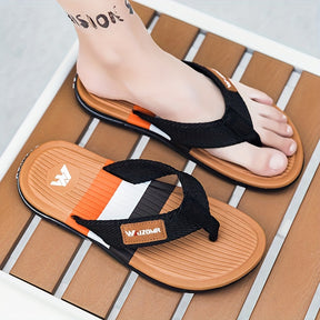 Chinelo masculino estiloso com bloco de cores, confortável, durável e antiderrapante, ideal para atividades ao ar livre no verão.