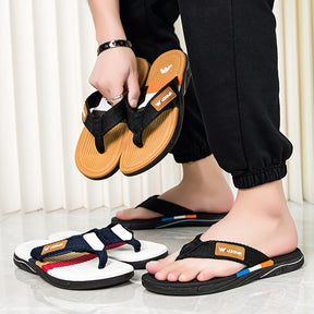 Chinelo masculino estiloso com bloco de cores, confortável, durável e antiderrapante, ideal para atividades ao ar livre no verão.